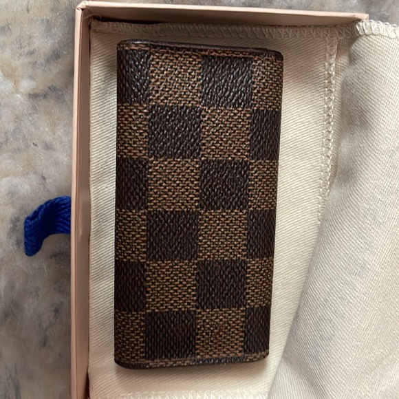 Louis Vuitton 4 key holder in Damier Ebene comes with dust bag and box. - Picture 4 of 8